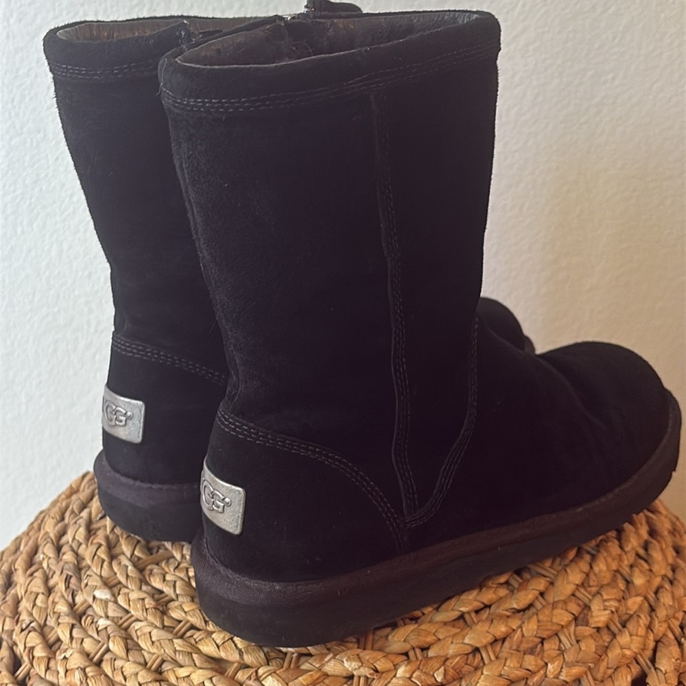 UGG Women's Roslyn Black short boots, Size 8